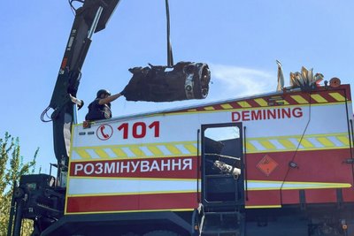 Рятувальники дістали уламки "Точки-У" із водойми у Києві Рятувальники дістали уламки "Точки-У" із водойми у Києві