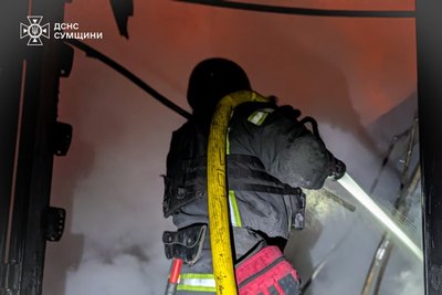 У Шосткинській громаді сталася пожежа на об'єкті інфраструктури через влучання У Шосткинській громаді сталася пожежа на об'єкті інфраструктури через влучання