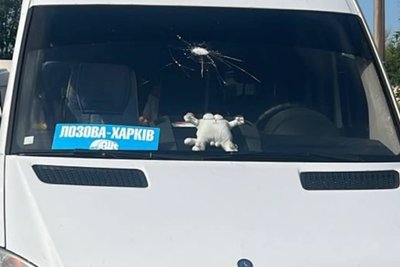 Мікроавтобус "Лозова — Харків", який був пошкоджений внаслідок влучання по цивільному підприємству у Високому Мікроавтобус "Лозова — Харків", який був пошкоджений внаслідок влучання по цивільному підприємству у Високому