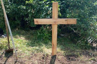 Могила 81-річного жителя Козачої Лопані, тіло якого не змогли евакуювати Могила 81-річного жителя Козачої Лопані, тіло якого не змогли евакуювати