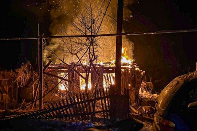 Пожежа у Великому Бурлуку, яка зайнялася через російську атаку, 15 січня 2026 року Пожежа у Великому Бурлуку, яка зайнялася через російську атаку, 15 січня 2026 року