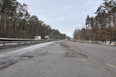 Після зими — суцільні вибоїни: на трасі Київ — Чоп поблизу Коростишева розпочали ремонт дороги Після зими — суцільні вибоїни: на трасі Київ — Чоп поблизу Коростишева розпочали ремонт дороги
