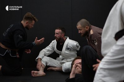 Тренування з джиу-джитсу у клубі реабілітації ветеранів у Києві Тренування з джиу-джитсу у клубі реабілітації ветеранів у Києві
