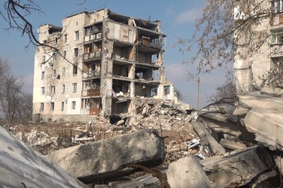 В Ізюмі вшанували пам'ять людей, які загинули під уламками будинку у березні 2022 року В Ізюмі вшанували пам'ять людей, які загинули під уламками будинку у березні 2022 року
