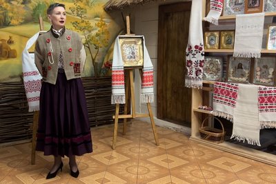 Створювалися під грифом "цілком таємно": виставку фольгових ікон відкрили у Дубенському замку Створювалися під грифом "цілком таємно": виставку фольгових ікон відкрили у Дубенському замку