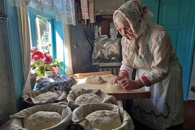 82-річна бабуся з Волині пече хліб на черені для військових