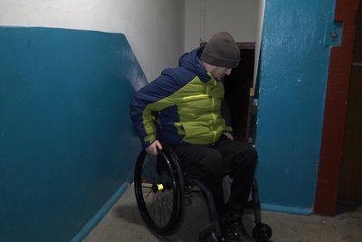 У Житомирі ветеран чекає понад пів року на підйомник у під'їзді, аби самостійно пересуватися — чому досі не збудували У Житомирі ветеран чекає понад пів року на підйомник у під'їзді, аби самостійно пересуватися — чому досі не збудували