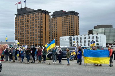 В Анкориджі проходить проукраїнська акція під час зустрічі Трампа і Путіна В Анкориджі проходить проукраїнська акція під час зустрічі Трампа і Путіна