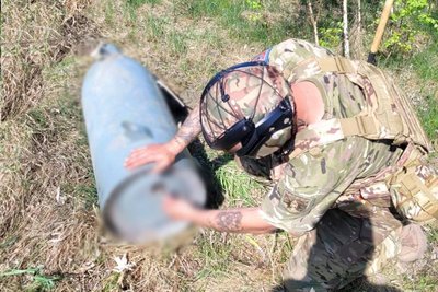На Житомирщині знайшли бойові частини крилатих ракет, які не вибухнули На Житомирщині знайшли бойові частини крилатих ракет, які не вибухнули