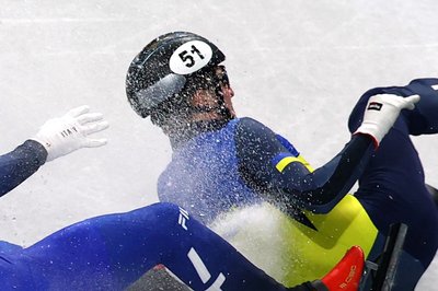 Олег Гандей виступає на Олімпіаді-2026 у шоломі з наліпкою на забороненому написі Олег Гандей виступає на Олімпіаді-2026 у шоломі з наліпкою на забороненому написі
