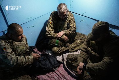 Мінометники ховаються від обстрілу у бліндажі