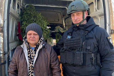 Жителька Великобурлуцької громади, яку евакуювали правоохоронці, 25 листопада 2025 року Жителька Великобурлуцької громади, яку евакуювали правоохоронці, 25 листопада 2025 року