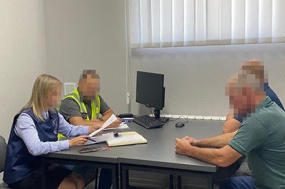 Трьох жителів Житомирщини підозрюють в організації схеми ухилення від мобілізації і спробі підкупу представника ТЦК Трьох жителів Житомирщини підозрюють в організації схеми ухилення від мобілізації і спробі підкупу представника ТЦК