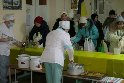 У Харкові роздають безплатні гарячі обіди У Харкові роздають безплатні гарячі обіди