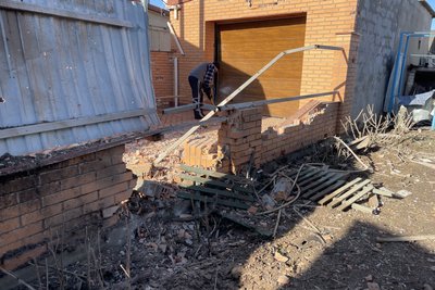 Херсон, розбитий обстрілом паркан Херсон, розбитий обстрілом паркан
