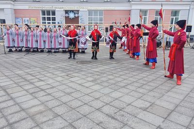 "У сітку єднання вплети оберіг" — у Житомирі до Дня Соборності влаштували патріотичну акція на підтримку ЗСУ