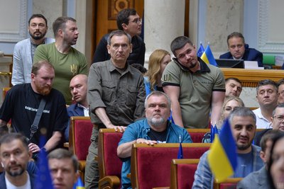 Народні депутати під час засідання Верховної Ради Народні депутати під час засідання Верховної Ради