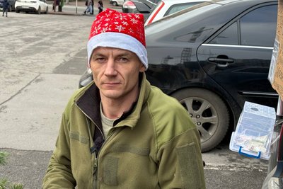 "Ми перестали вірити в дива" — ветеран війни у Житомирі створює різдвяні композиції і дарує їх перехожим "Ми перестали вірити в дива" — ветеран війни у Житомирі створює різдвяні композиції і дарує їх перехожим
