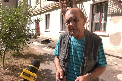 Батька дівчинки, яка випала з третього поверху будинку у Бердичеві, хочуть позбавити батьківських прав Батька дівчинки, яка випала з третього поверху будинку у Бердичеві, хочуть позбавити батьківських прав