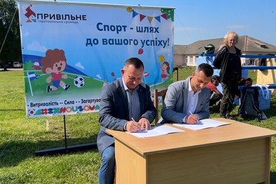 "Вони грають дуже добре": волонтер із Нідерландів ініціював для дітей на Рівненщині футбольний турнір "Вони грають дуже добре": волонтер із Нідерландів ініціював для дітей на Рівненщині футбольний турнір