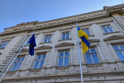 Біля Львівської ОВА підняли прапори України та ЄС Біля Львівської ОВА підняли прапори України та ЄС