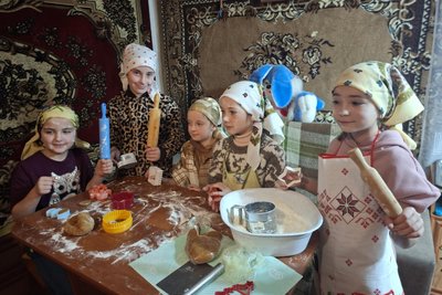 У Писарівці на Вінниччині діти пекли солодощі для бійців та збирали гроші на сітки У Писарівці на Вінниччині діти пекли солодощі для бійців та збирали гроші на сітки