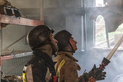 Рятувальники ДСНС гасять пожежу в Індустріальному районі Харкова Рятувальники ДСНС гасять пожежу в Індустріальному районі Харкова