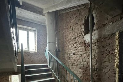 У Макарові відбудовують багатоповерхівку, пошкоджену під час повномасштабного вторгнення У Макарові відбудовують багатоповерхівку, пошкоджену під час повномасштабного вторгнення