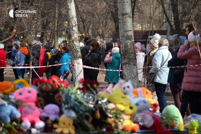 "Вони не встигли порадіти життю": в Одесі другу добу триває розбір завалів будинку після атаки РФ "Вони не встигли порадіти життю": в Одесі другу добу триває розбір завалів будинку після атаки РФ