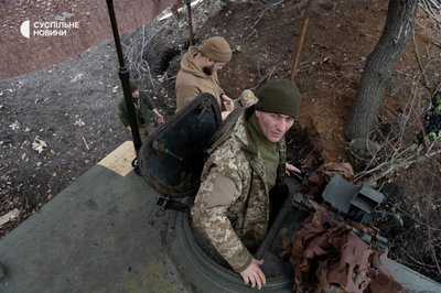 військові артилерійського розрахунку на позиції військові артилерійського розрахунку на позиції
