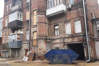 Пошкоджені обстрілами меблі та розбиті вікна у Харкові викидають у спецконтейнери Пошкоджені обстрілами меблі та розбиті вікна у Харкові викидають у спецконтейнери