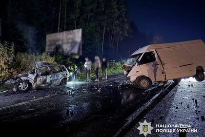 Поблизу Житомира внаслідок ДТП горіло авто: є загиблий Поблизу Житомира внаслідок ДТП горіло авто: є загиблий