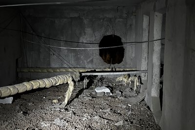 Технічний поверх дев'ятиповерхівки в Харкові, куди влучив безпілотник, 9 травня 2026 року Технічний поверх дев'ятиповерхівки в Харкові, куди влучив безпілотник, 9 травня 2026 року