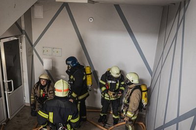 Рятувальники під час гасіння пожежі, Київський район Харкова, 30 березня 2026 року