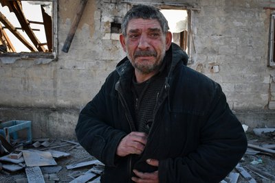 75-річний чоловік плаче біля свого зруйнованого російською ракетою будинку у Запоріжжі, 26 січня 2023 року. Його дружина була в домі й загинула під час обстрілу міста. 75-річний чоловік плаче біля свого зруйнованого російською ракетою будинку у Запоріжжі, 26 січня 2023 року. Його дружина була в домі й загинула під час обстрілу міста.