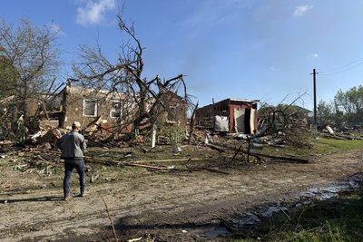 "Накрила собою сина, хлопчик не вижив". Очевидці розповіли про атаку на Великий Бобрик "Накрила собою сина, хлопчик не вижив". Очевидці розповіли про атаку на Великий Бобрик