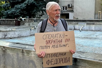 В Ужгороді люди продовжують мітингувати за поновлення на посаді ексміністра оборони Федорова В Ужгороді люди продовжують мітингувати за поновлення на посаді ексміністра оборони Федорова