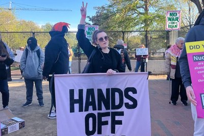 "Я соромлюся своєї країни". Біля Білого дому протестували проти операції в Ірані "Я соромлюся своєї країни". Біля Білого дому протестували проти операції в Ірані