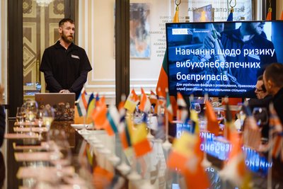 Кріс Гаррет проводить навчання щодо ризику вибухонебезпечних предметів