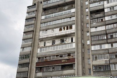 У Сумах БпЛА влучив у багатоповерхівку: серед поранених дитина У Сумах БпЛА влучив у багатоповерхівку: серед поранених дитина