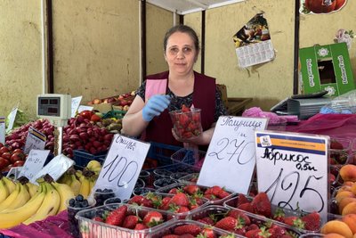 Ціни на полуницю у Сумах: коли місцева ягода витіснить привізну Ціни на полуницю у Сумах: коли місцева ягода витіснить привізну
