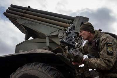 Український десантник стріляє з системи "Град" по російських позиціях біля Кремінної, 9 березня 2023 року