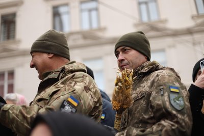 Захисники на церемонії встановлення різдвяного дідуха у Львові, 24 грудня 2023