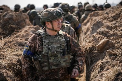 Генерал Олександр Сирський на позиції на Київщині у березні 2022 Генерал Олександр Сирський на позиції на Київщині у березні 2022