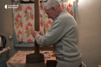 Валерій Степанчук порається по господарству