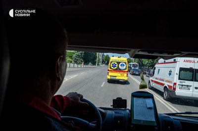 Швидка везе пацієнтів з лікарні Мечникова у госпіталі на відновлення та реабілітацію Швидка везе пацієнтів з лікарні Мечникова у госпіталі на відновлення та реабілітацію