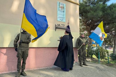 У місті на Одещині відкрили меморіальну дошку полеглому захиснику У місті на Одещині відкрили меморіальну дошку полеглому захиснику