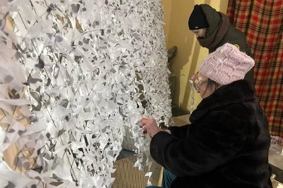 Жителі Ворзеля сплели маскувальну сітку для ЗСУ Жителі Ворзеля сплели маскувальну сітку для ЗСУ