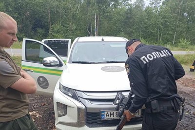 В лісі на Житомирщині лісова охорона виявила чоловіка зі зброєю — на місце викликали поліцію В лісі на Житомирщині лісова охорона виявила чоловіка зі зброєю — на місце викликали поліцію