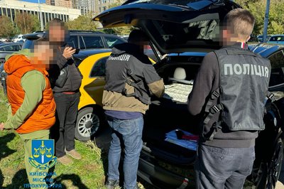 Обіцяв за 10 тис. доларів влаштувати чоловіка на роботу заради бронювання: у Києві підозрюють викладача приватного ВИШу Обіцяв за 10 тис. доларів влаштувати чоловіка на роботу заради бронювання: у Києві підозрюють викладача приватного ВИШу